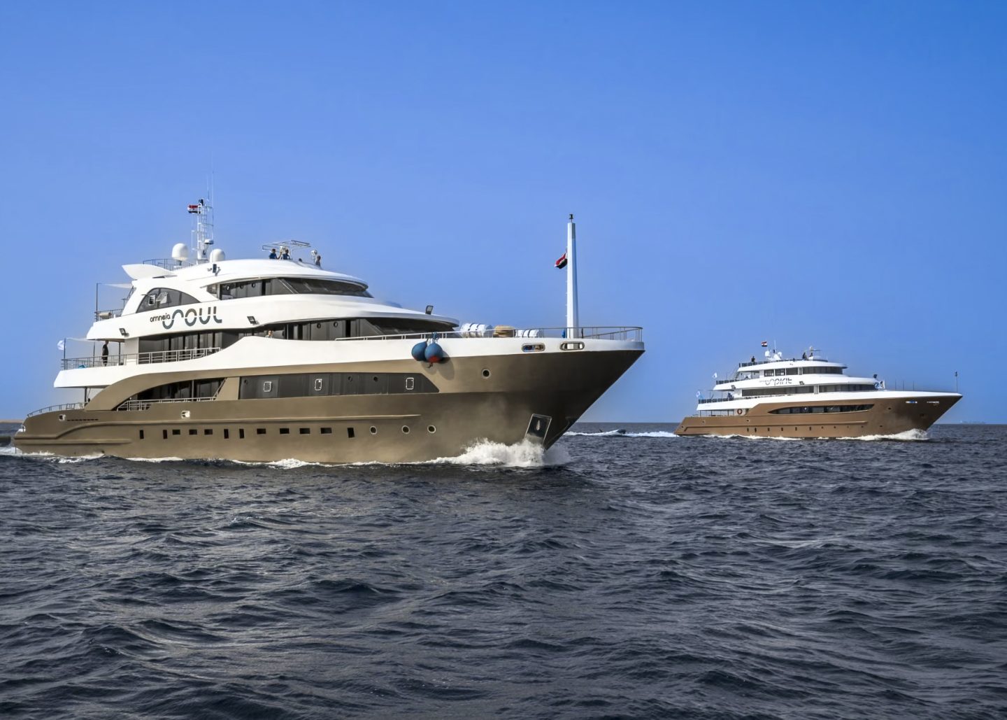 Die Omneia Soul und die Omneia Spirit in Fahrt auf dem Roten Meer